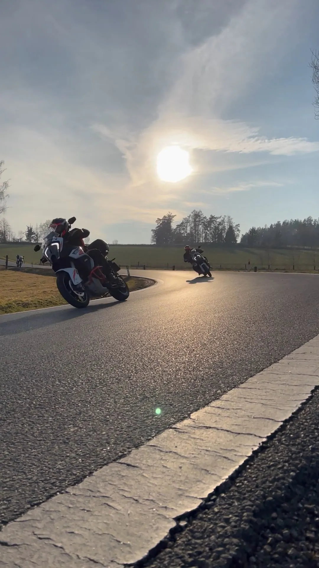 Dva motorkáři v zatáčce